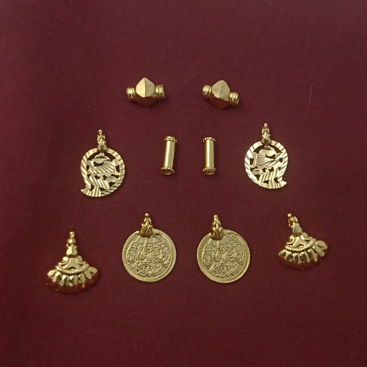 2 Gundu, 2 Nanakola, 2 Kasu, 2 Manga, 2 Vala cippu - Mangalyam Thali combo set